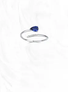 Dettaglio del marchio S925 e dello zircone blu a goccia sull'anello in argento sterling