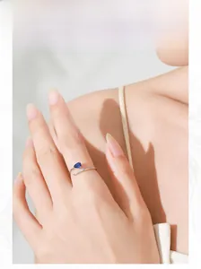 Dettaglio dell'anello in argento S925 con zircone blu a goccia e design a serpente