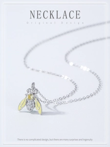 Détail macro du pendentif abeille en argent sterling 925 avec pierres et zircons