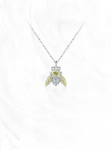 Détail du pendentif abeille en argent 925 avec pierre jaune et ailes émaillées