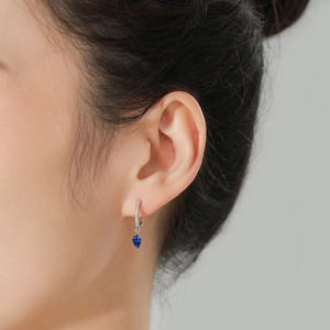 Orecchini in argento S925 con gemma blu scuro dal design elegante e minimalista