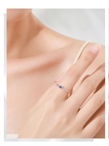 Dettaglio dell'anello in argento S925 con zircone blu e cristalli sul dito del modello