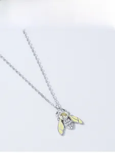Détail du pendentif abeille en argent 925 avec ailes en émail et cristaux scintillants