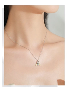 Gros plan du collier pendentif abeille en argent 925 avec ailes jaunes sur cou