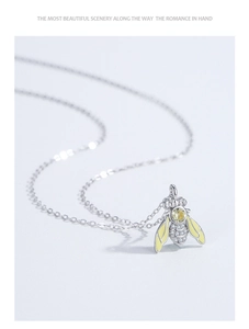 Détail du pendentif abeille avec pierre jaune, pavé de zircons et ailes en émail