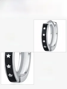 Detail von 925 Sterling Silber Creolen mit schwarzem Emaille und Sternenmuster