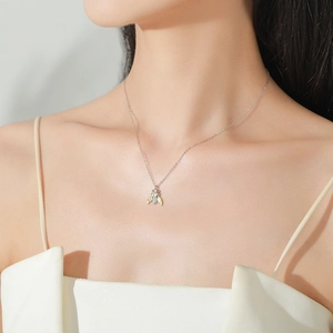 Élégant collier avec pendentif abeille en argent sterling 925 porté par un modèle