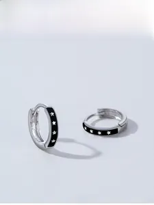 Detailansicht der S925 Silber-Ohrringe mit schwarzer Emaille und Sternen-Mustern