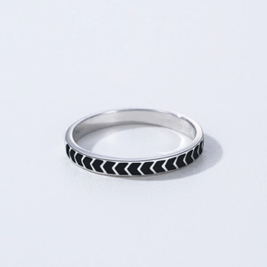 Vintage S925 sterling silver ring with black chevron arrow patterns in punk style