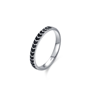 Vintage S925 sterling silver ring with black arrow patterns and minimalist punk design