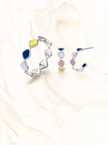 Detailansicht des S925 Sterlingsilberrings mit buntem Regenbogen-Emaille-Inlay-Muster