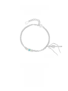 Makro-Detail des mehrlagigen S925 Sterlingsilber-Armbands mit hellblauen Edelsteinen