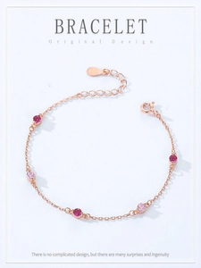 Detailansicht des S925 Sterlingsilber-Stempels auf dem rosévergoldeten Armband mit Steinen