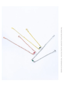 Detailansicht von S925 Sterlingsilber-Armbändern mit drei Edelsteinen und S925-Stempelung
