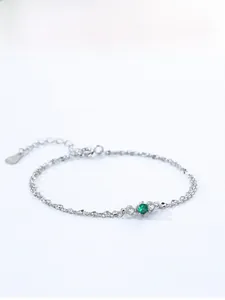 Detailansicht eines S925 Silberarmbands mit grünem Edelstein und verstellbarer Silberkette