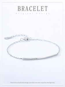 Close-up of 925 silver smile bar bracelet featuring three sparkling cubic zirconia stones