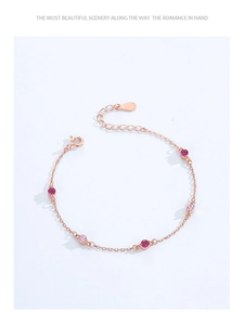 Detail eines rosévergoldeten 925er Silberarmbands mit rosa und roten Edelsteinen und Verschluss