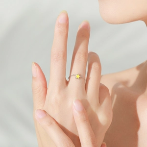 Minimalist 925 sterling silver chain ring with a vibrant yellow enamel star charm