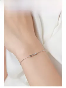 Dettaglio del bracciale minimalista in argento 925 con piccolo ciondolo a barra