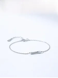 Macro di un bracciale in argento 925 con barra a torsione e piccoli zirconi incastonati