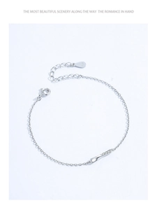 Macro dettagliata del bracciale in argento sterling 925 con cristalli di zirconia cubica