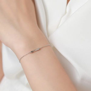 Bracciale minimalista in argento 925 con barra quadrata e diamanti indossato sul polso