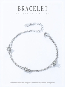 Détail du poinçon S925 sur le bracelet double couche orné de trois zircons brillants