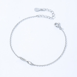 Bracciale minimalista in argento sterling 925 con barra di zirconi su sfondo bianco