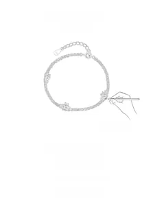 Détail d'un bracelet double couche en argent 925 avec trois zircons en forme d'étoile