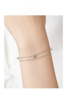 Détail du bracelet double couche en argent sterling 925 avec zircons ronds sur le poignet