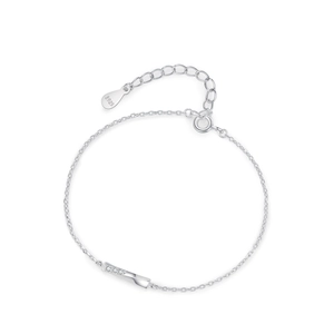 Bracciale a barra minimalista in argento sterling S925 con piccoli zirconi su fondo bianco
