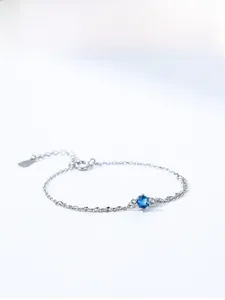 Détail d'un bracelet en argent S925 avec zircon bleu facetté et fermoir ajustable