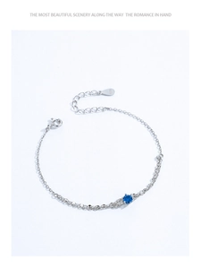 Vue détaillée de la chaîne en argent sterling S925 avec un pendentif en zircon bleu