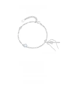 Vue détaillée de la chaîne en argent S925 avec zircons bleus et lignes d'inspiration design