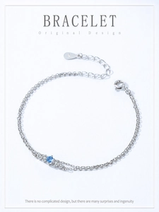 Détail macro du bracelet double couche en argent S925 avec une pierre zircon bleue