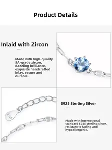 Détail du poinçon argent S925 et du zircon bleu rond dans un sertissage à six griffes