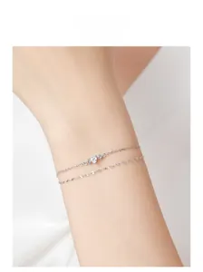 Détail du bracelet double couche en argent S925 avec zircon cœur sur le poignet