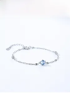 Détail du bracelet chaîne en argent sterling 925 avec zircon bleu et fermoir homard