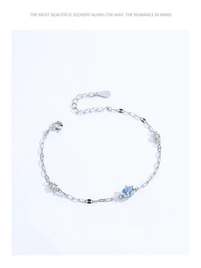Détail du bracelet en argent 925 avec maillons carrés, zircon bleu et fermoir mousqueton