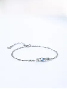 Détail du bracelet en argent S925 avec zircon bleu et design à double chaîne