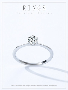 Vue détaillée de la bague classique en argent sterling S925 avec serti à six griffes poli