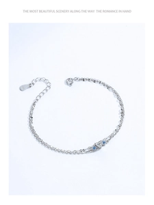 Détail du bracelet double couche en argent S925 avec zircons bleu clair et clairs