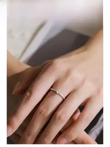 Primo piano di un elegante anello in argento S925 con diamante solitario rotondo e decori