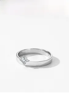 Détail d'un diamant carré serti sur un anneau minimaliste en argent S925