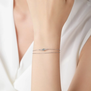 Bracelet double couche en argent S925 avec zircons bleus portés au poignet
