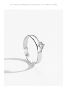 Gros plan sur la bague en argent S925 sertie d'un diamant carré taille princesse