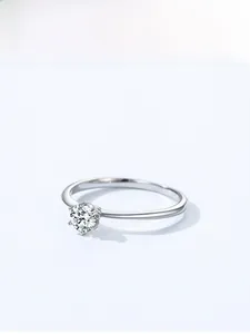 Détail du serti à six griffes avec un diamant rond brillant sur une bague en argent