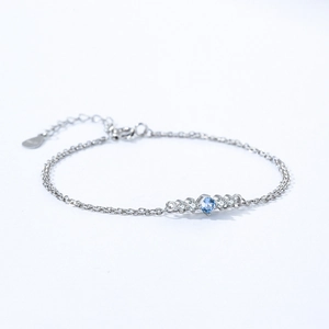 Bracelet en argent S925 avec zircons bleu ciel et blancs sur fond blanc épuré