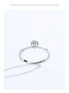 Détail d'une bague solitaire classique à six griffes en argent sterling S925 brillant