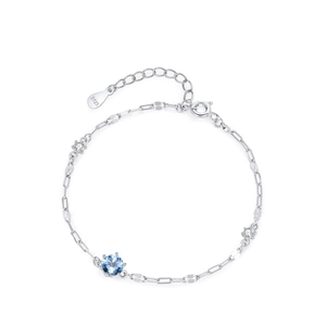 Bracelet en argent sterling 925 avec cristal bleu clair et poinçon S925 sur fond blanc